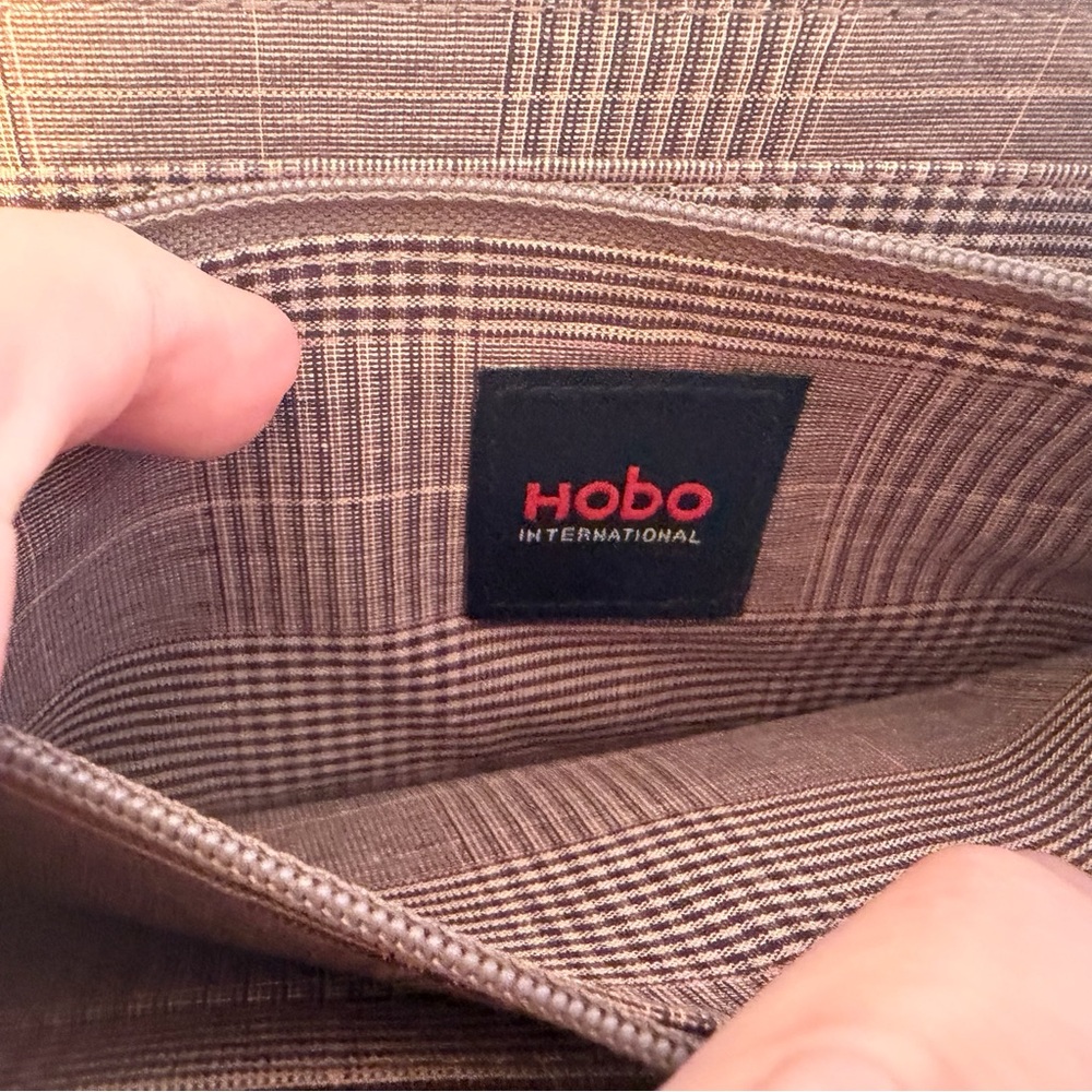 HOBO International Black Leather Zip Wallet - Picture 4 of 9